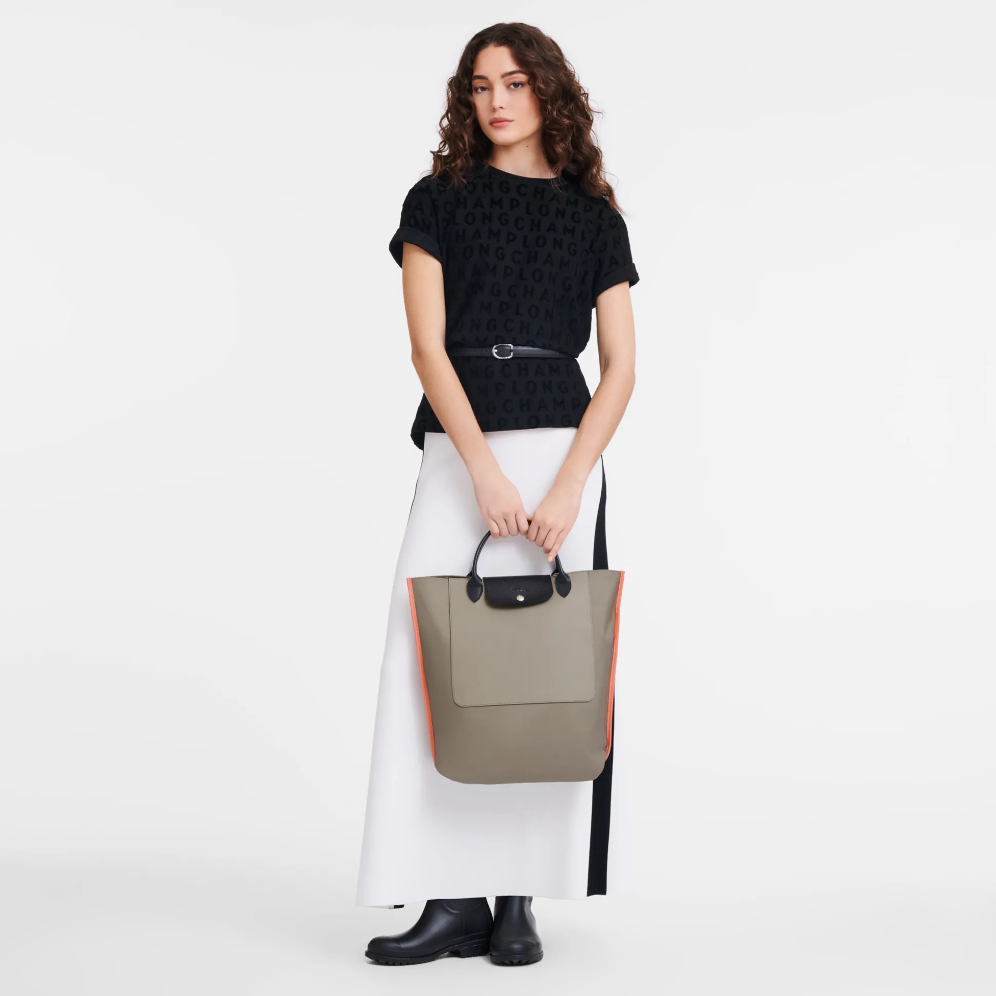 Shop Longchamp Shopping bag M Argilla