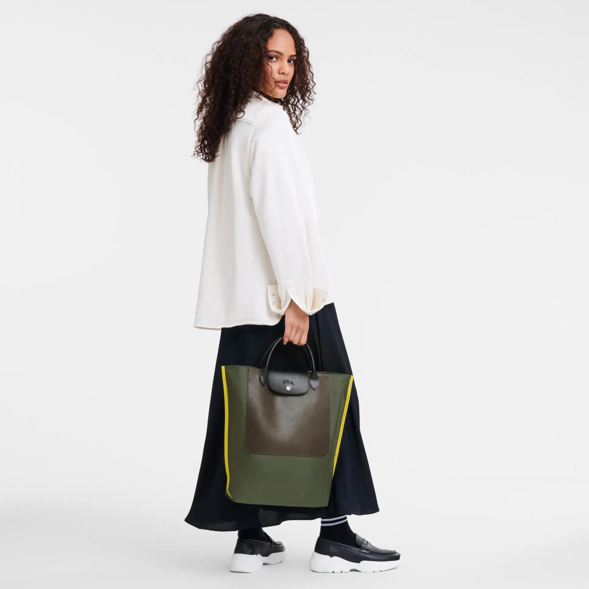 Shop Longchamp Shopping bag M Kaki