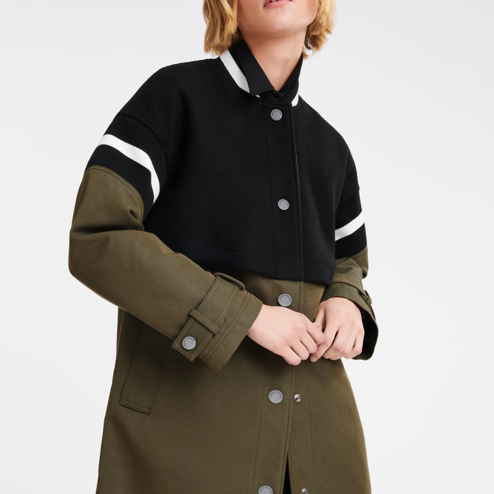 trench_con_motivo_teddy_3-2.webp Best Sale Longchamp Trench con motivo Teddy Kaki